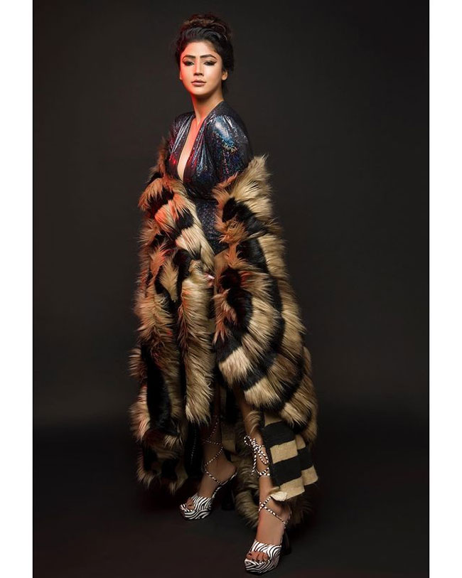 Staggering Poses Of Soniya Bansal In Red